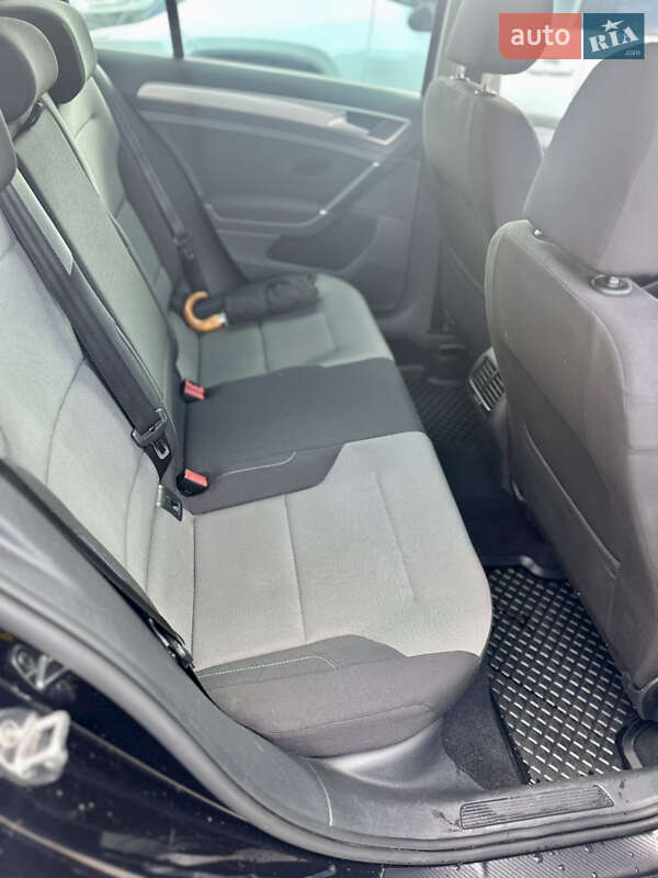 Хетчбек Volkswagen e-Golf 2015 в Києві