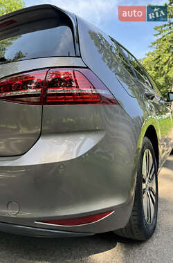 Хэтчбек Volkswagen e-Golf 2015 в 