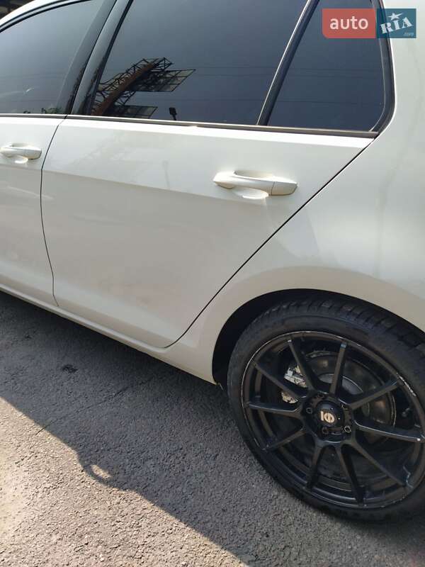 Хэтчбек Volkswagen e-Golf 2014 в Шептицькому