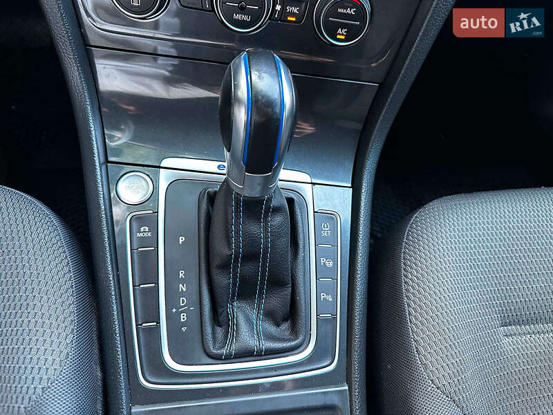 Хетчбек Volkswagen e-Golf 2017 в Києві фото 15 Хетчбек Volkswagen e-Golf 2017 в Києві