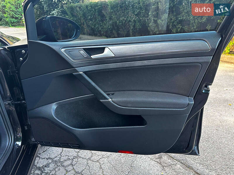 Хетчбек Volkswagen e-Golf 2017 в Києві фото 21 Хетчбек Volkswagen e-Golf 2017 в Києві