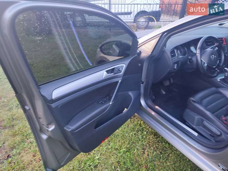 Хэтчбек Volkswagen e-Golf 2016 в Нововолынске