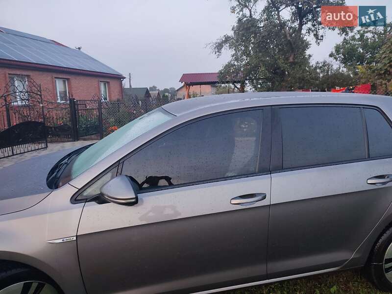 Хэтчбек Volkswagen e-Golf 2016 в Нововолынске