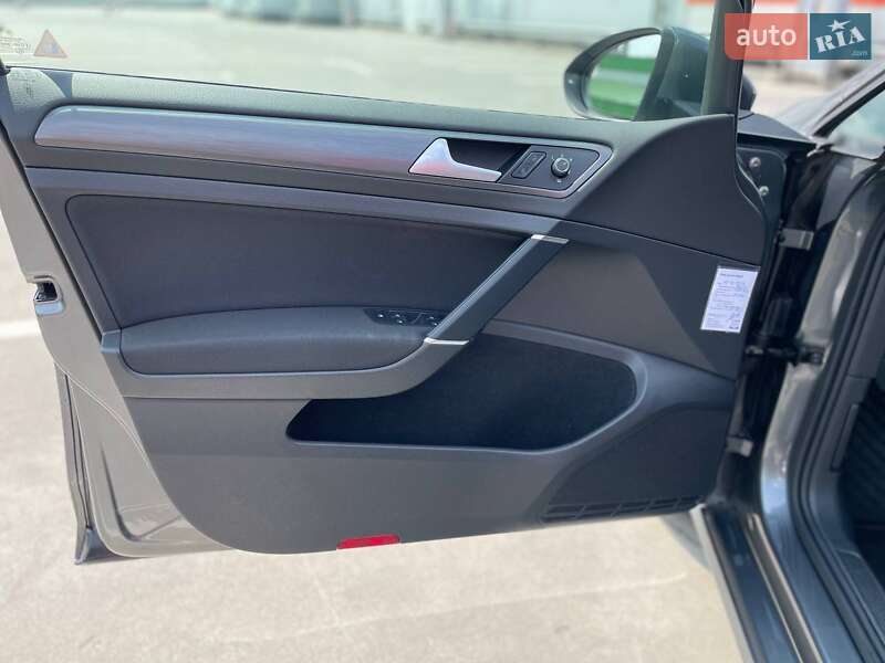 Хэтчбек Volkswagen e-Golf 2019 в Киеве