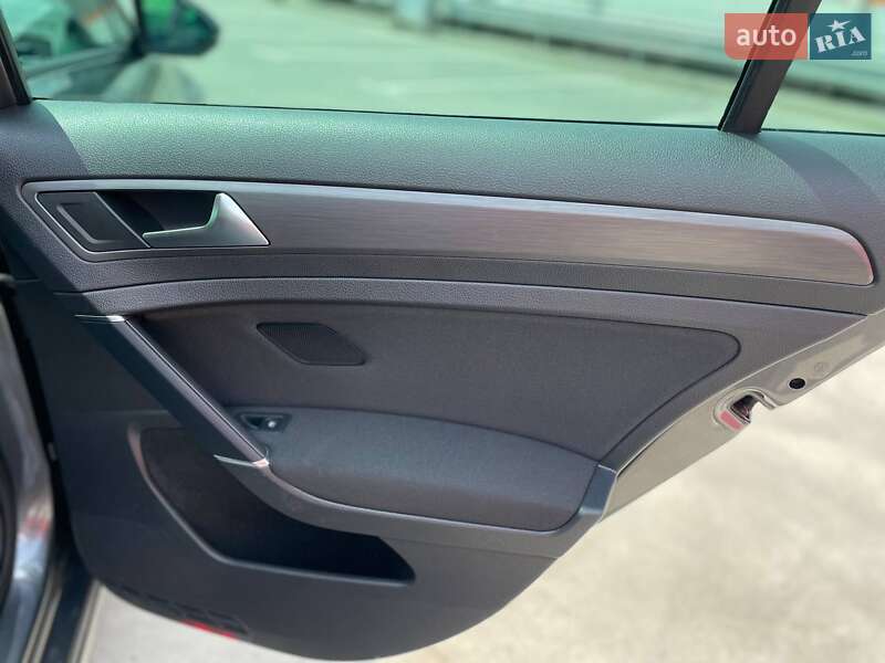 Хэтчбек Volkswagen e-Golf 2019 в Киеве