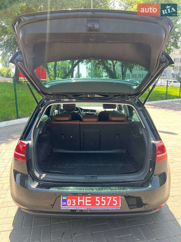 Хэтчбек Volkswagen e-Golf 2015 в Киеве