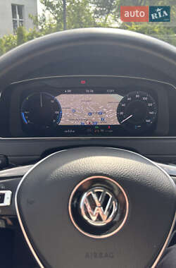 Хэтчбек Volkswagen e-Golf 2017 в 