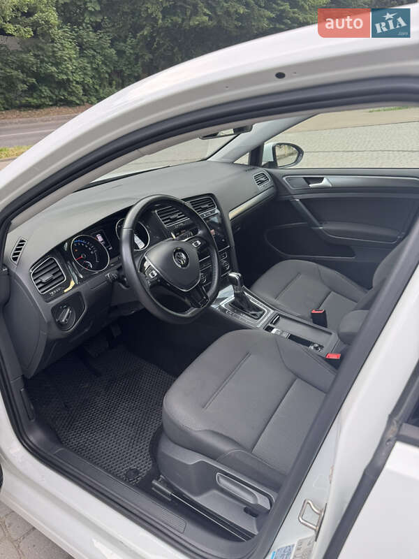 Хэтчбек Volkswagen e-Golf 2018 в Львове