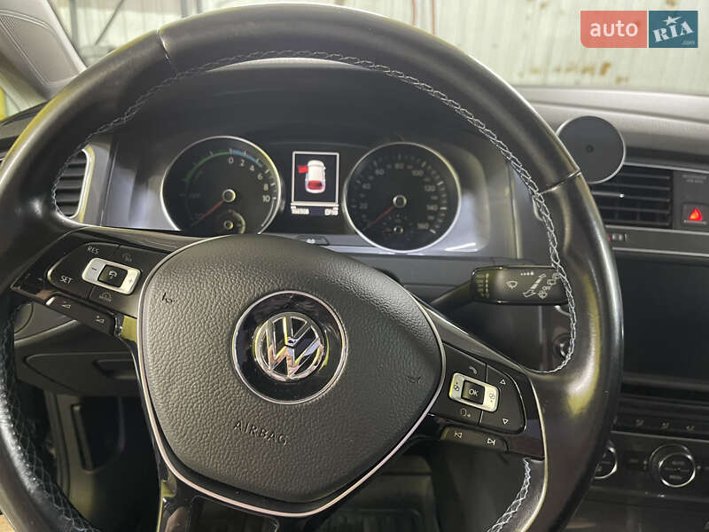 Хетчбек Volkswagen e-Golf 2015 в Києві