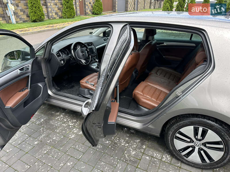 Хетчбек Volkswagen e-Golf 2015 в Києві