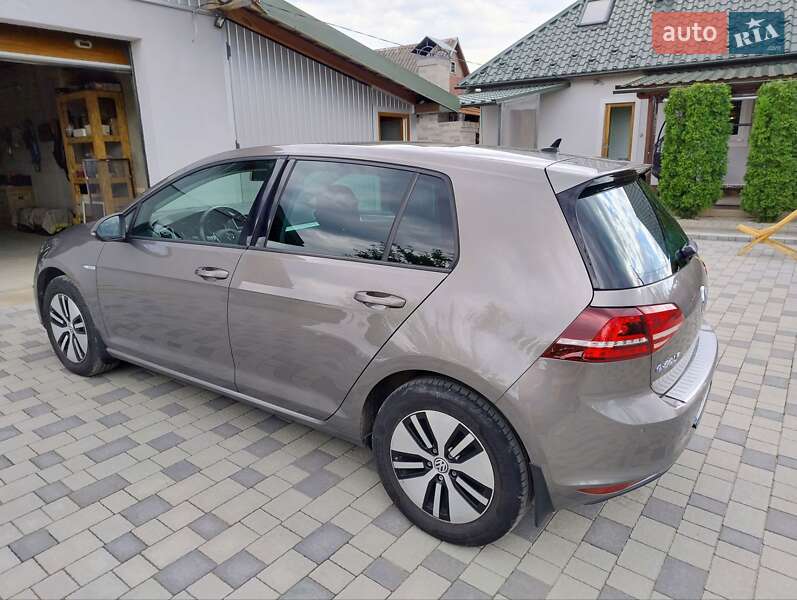 Хэтчбек Volkswagen e-Golf 2015 в Косове