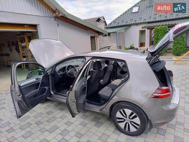 Хэтчбек Volkswagen e-Golf 2015 в Косове