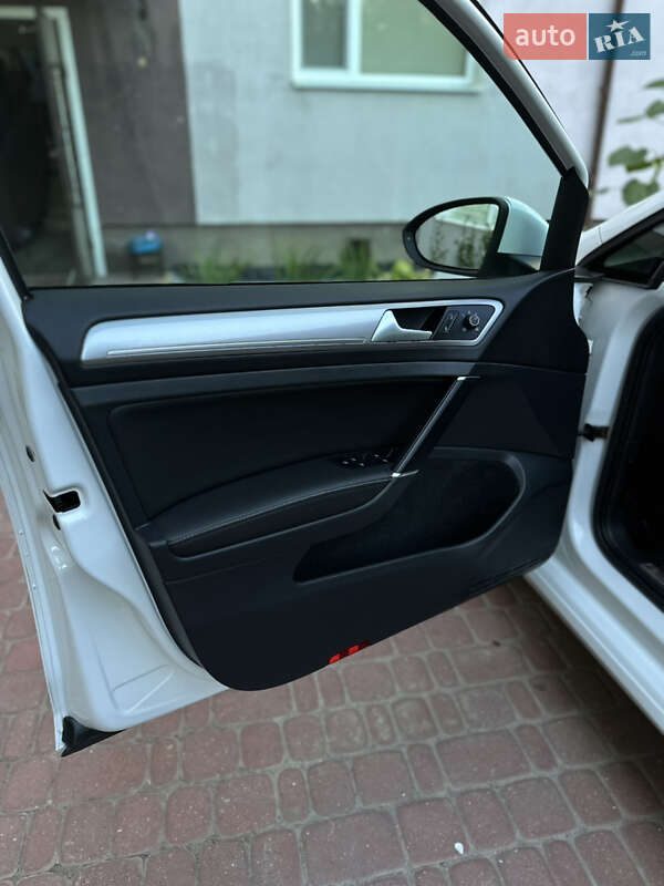 Хетчбек Volkswagen e-Golf 2015 в Шепетівці