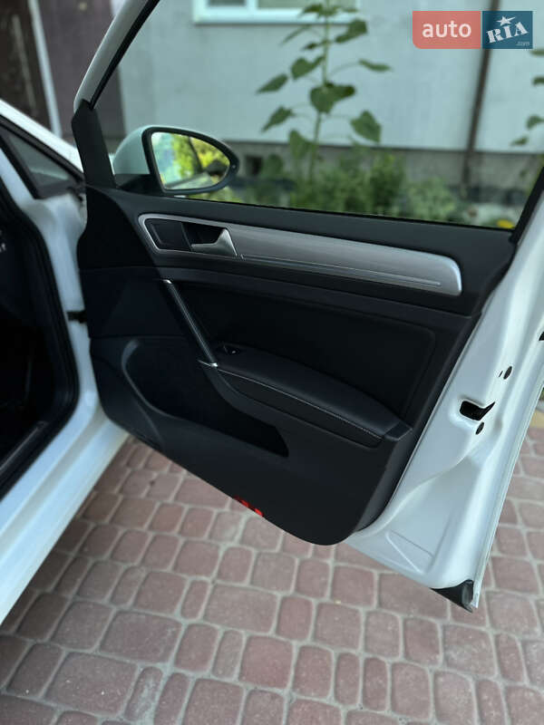 Хетчбек Volkswagen e-Golf 2015 в Шепетівці