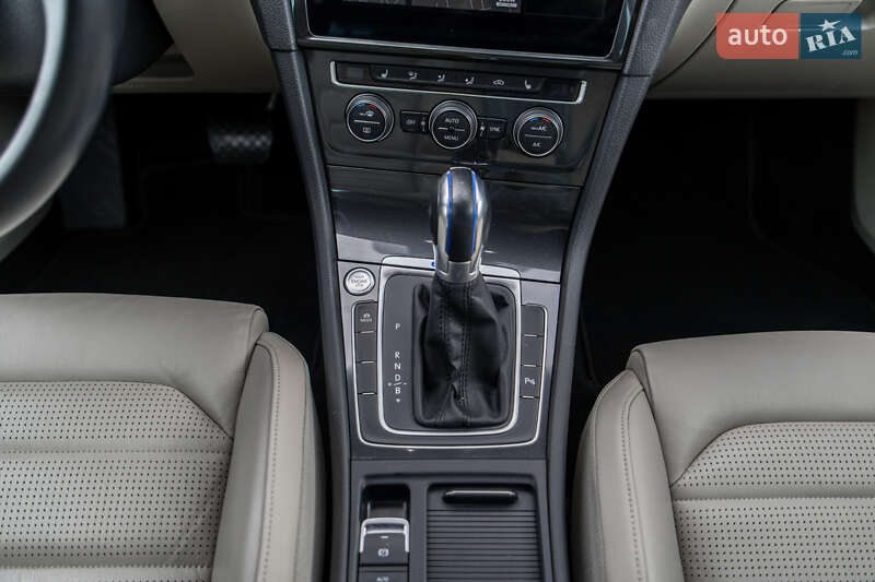 Хэтчбек Volkswagen e-Golf 2018 в Львове фото 15 Хэтчбек Volkswagen e-Golf 2018 в Львове