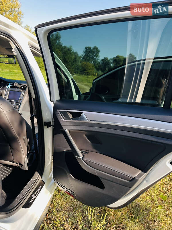 Хетчбек Volkswagen e-Golf 2015 в Чернівцях