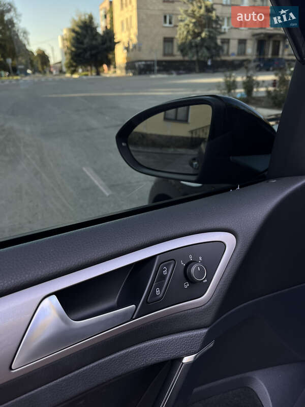 Хетчбек Volkswagen e-Golf 2014 в Краснограді