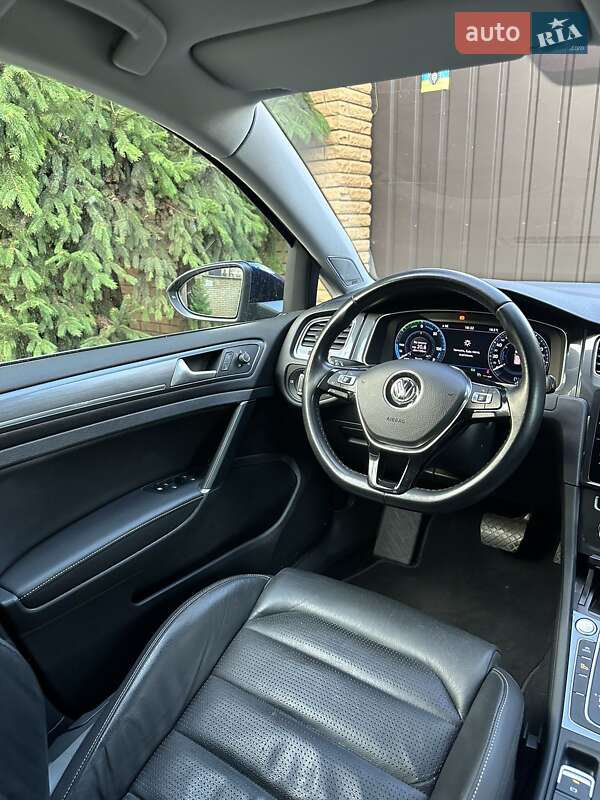 Хэтчбек Volkswagen e-Golf 2018 в Киеве фото 15 Хэтчбек Volkswagen e-Golf 2018 в Киеве