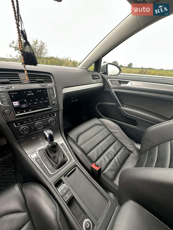 Хетчбек Volkswagen e-Golf 2016 в Городку