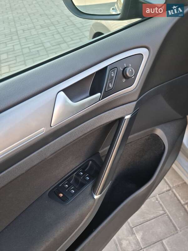 Хэтчбек Volkswagen e-Golf 2015 в Днепре