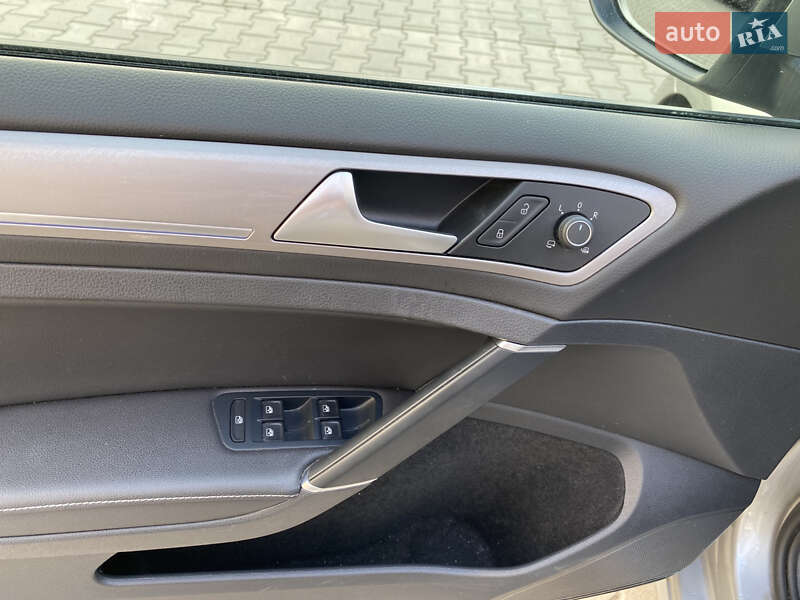 Хетчбек Volkswagen e-Golf 2016 в Чернівцях