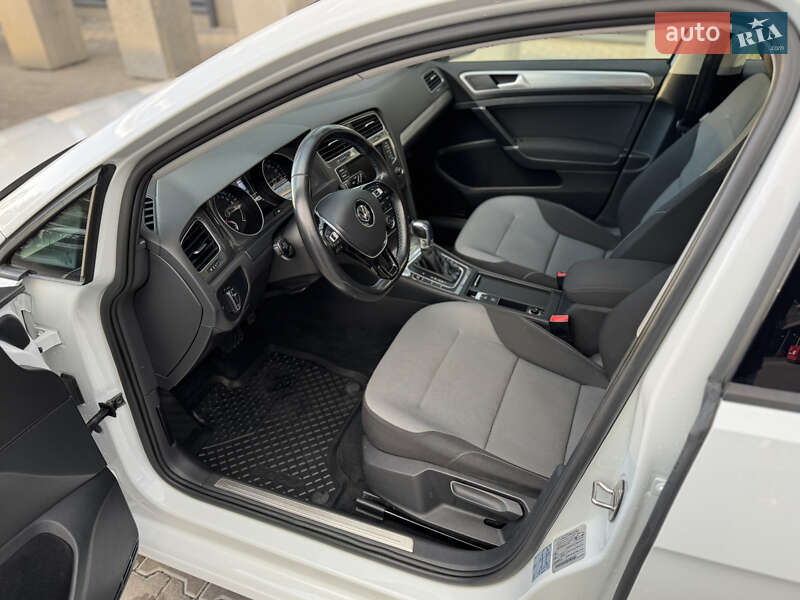 Хэтчбек Volkswagen e-Golf 2015 в Ровно