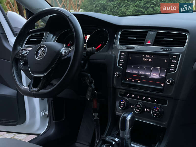 Хетчбек Volkswagen e-Golf 2015 в Львові фото 39 Хетчбек Volkswagen e-Golf 2015 в Львові