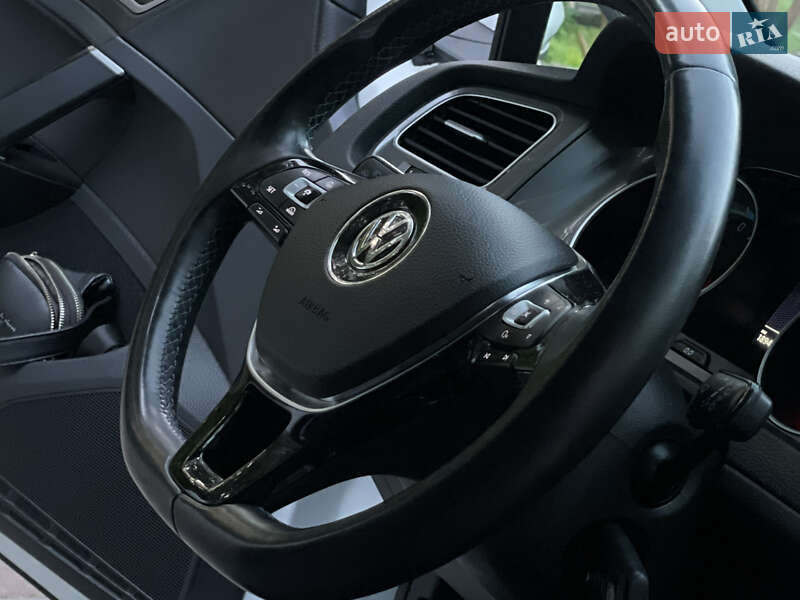 Хетчбек Volkswagen e-Golf 2015 в Львові фото 45 Хетчбек Volkswagen e-Golf 2015 в Львові