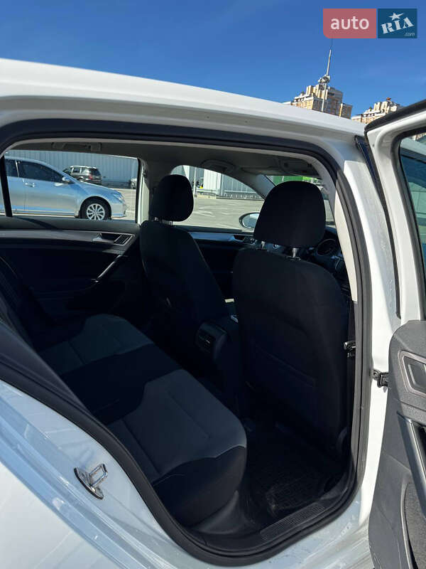 Хэтчбек Volkswagen e-Golf 2016 в Киеве