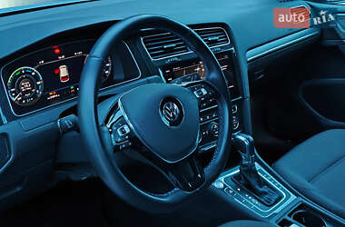 Хетчбек Volkswagen e-Golf 2018 в 