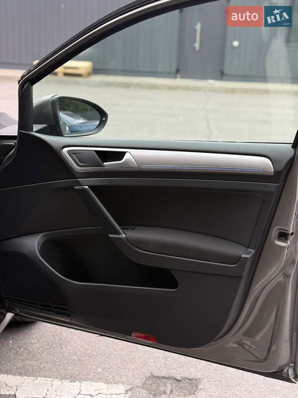 Хэтчбек Volkswagen e-Golf 2015 в Каменец-Подольском