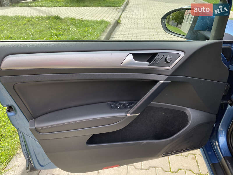 Хетчбек Volkswagen e-Golf 2015 в Чернівцях