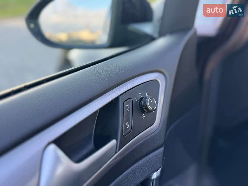 Хэтчбек Volkswagen e-Golf 2016 в Львове