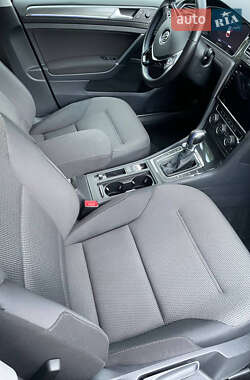 Хэтчбек Volkswagen e-Golf 2017 в 