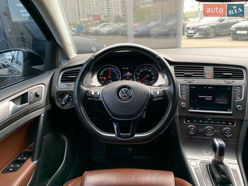 Хэтчбек Volkswagen e-Golf 2016 в Киеве