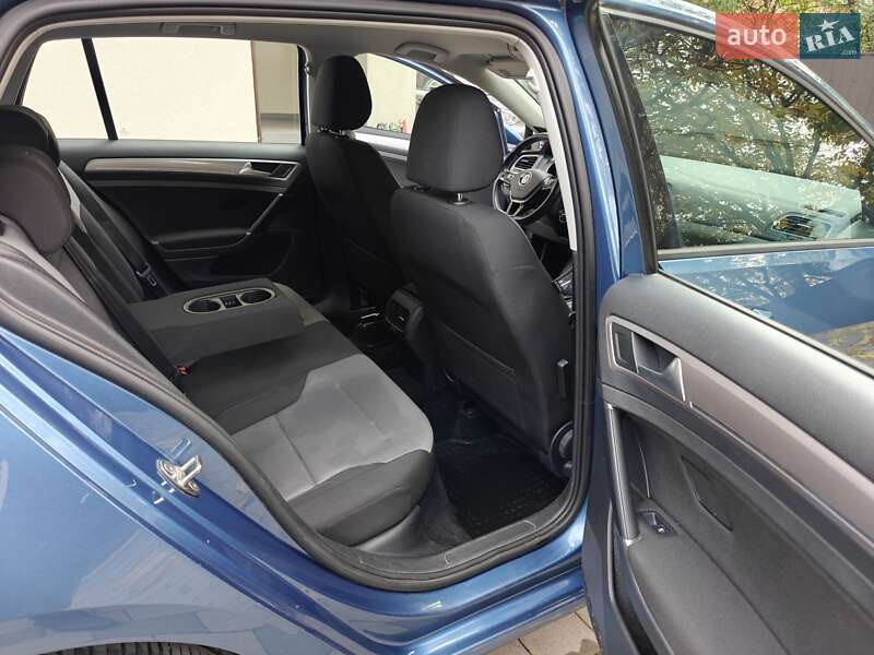Хэтчбек Volkswagen e-Golf 2015 в Ивано-Франковске