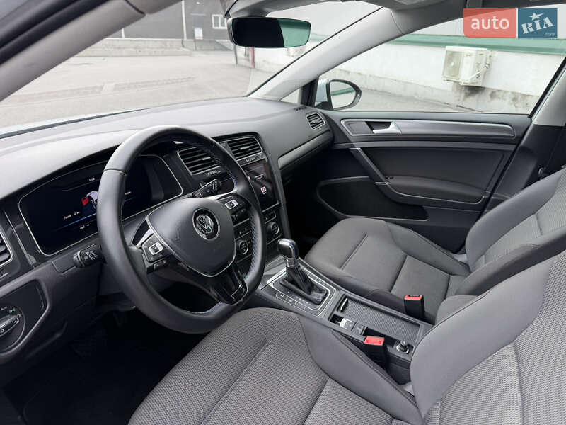 Хэтчбек Volkswagen e-Golf 2017 в Виннице фото 13 Хэтчбек Volkswagen e-Golf 2017 в Виннице