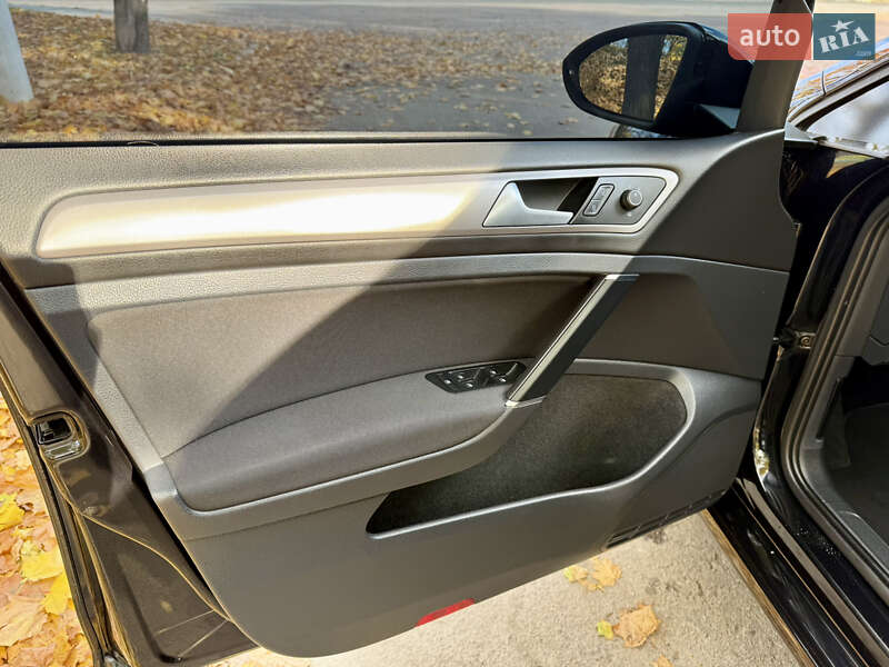 Хэтчбек Volkswagen e-Golf 2015 в Кропивницком