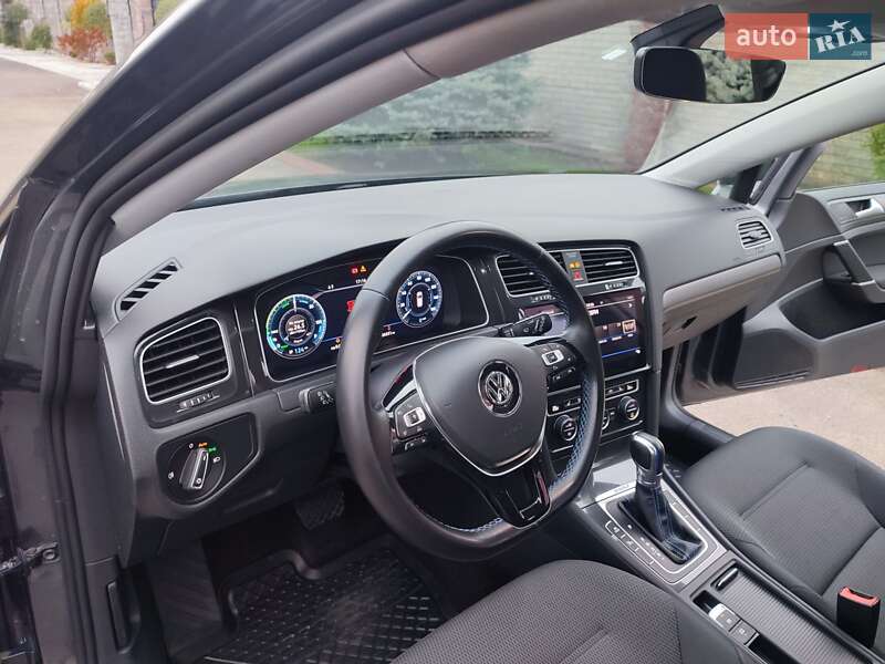 Хэтчбек Volkswagen e-Golf 2018 в Киеве