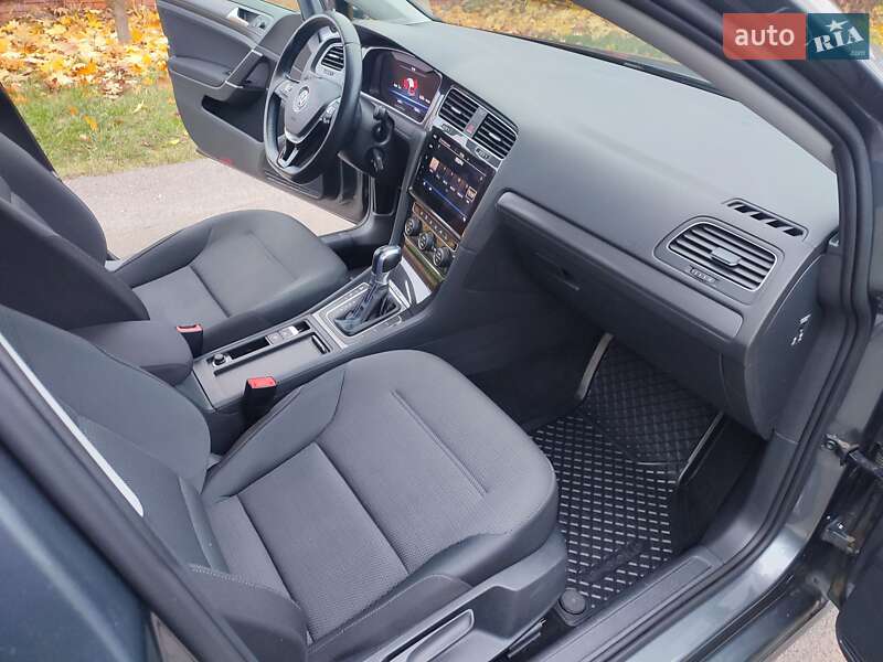 Хэтчбек Volkswagen e-Golf 2018 в Киеве