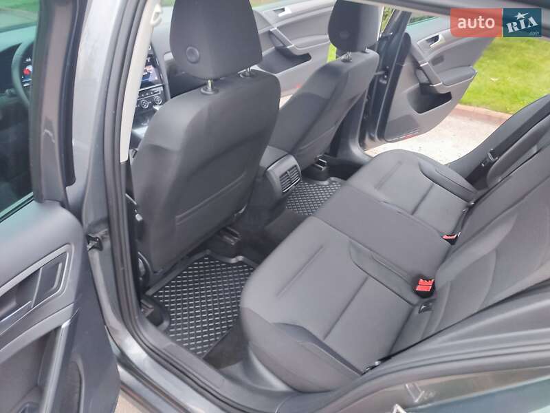 Хэтчбек Volkswagen e-Golf 2018 в Киеве