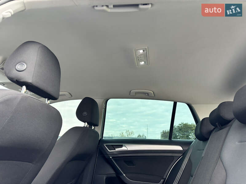 Хэтчбек Volkswagen e-Golf 2014 в Золочеве фото 59 Хэтчбек Volkswagen e-Golf 2014 в Золочеве