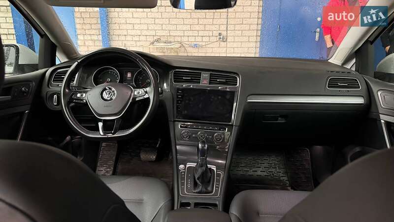 Хетчбек Volkswagen e-Golf 2017 в Дніпрі