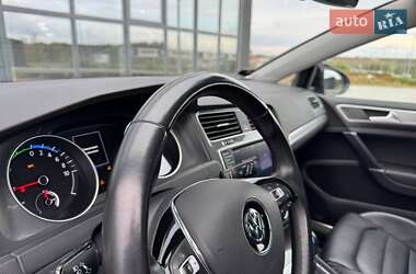 Хэтчбек Volkswagen e-Golf 2017 в 