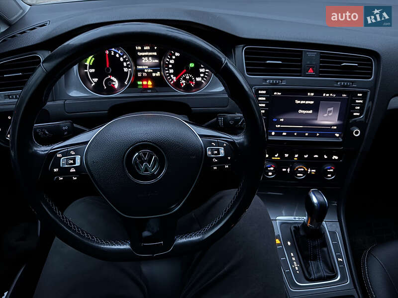 Хетчбек Volkswagen e-Golf 2017 в Дніпрі