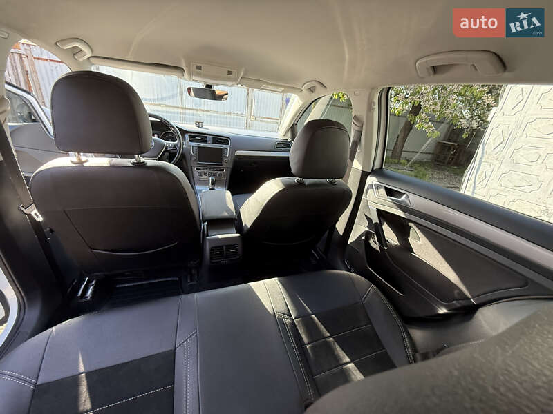 Хетчбек Volkswagen e-Golf 2017 в Дніпрі