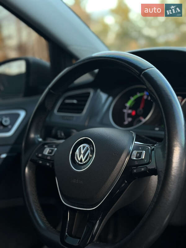 Хэтчбек Volkswagen e-Golf 2016 в Самборе фото 24 Хэтчбек Volkswagen e-Golf 2016 в Самборе