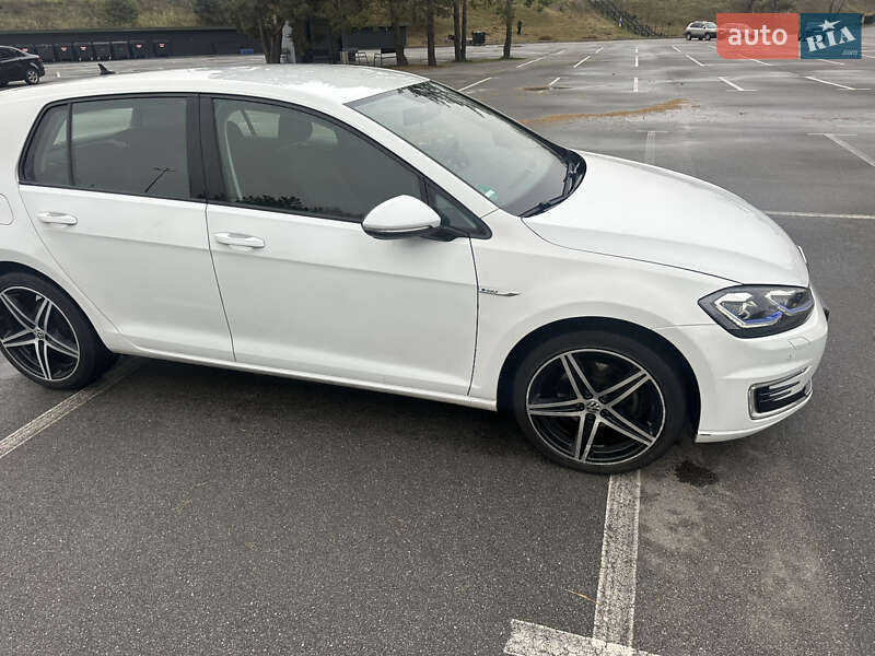 Хэтчбек Volkswagen e-Golf 2018 в Киеве