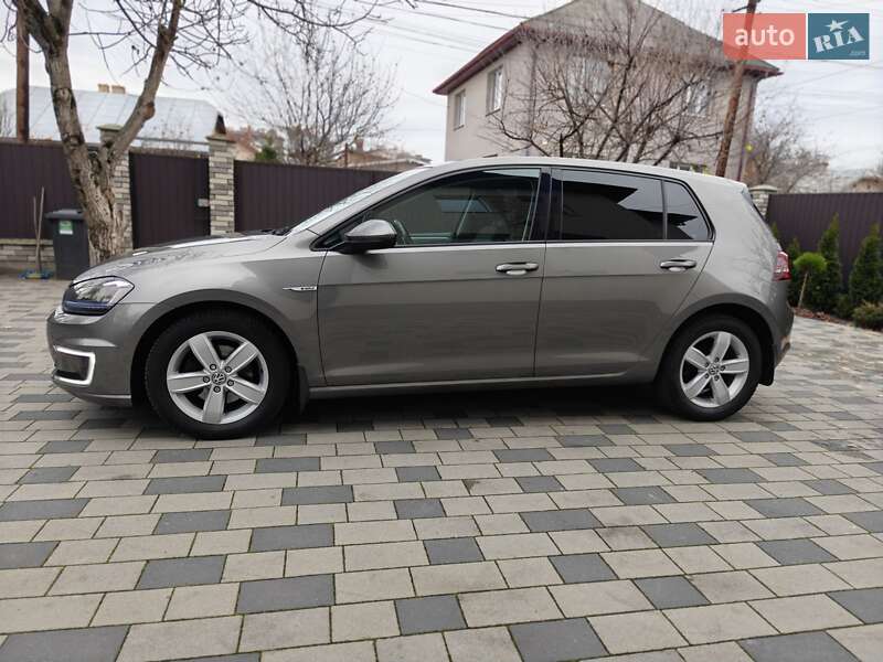Хэтчбек Volkswagen e-Golf 2015 в Ивано-Франковске