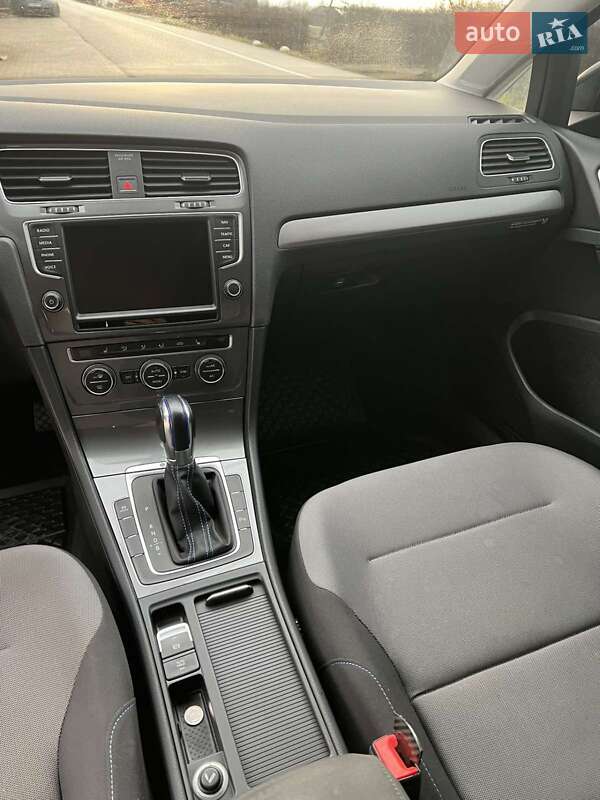 Хетчбек Volkswagen e-Golf 2015 в Косові фото 16 Хетчбек Volkswagen e-Golf 2015 в Косові